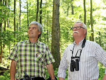 Joachim Urban (links) und Wolfram Zeller auf Schwarzstorchsuche Foto: Julia Raab