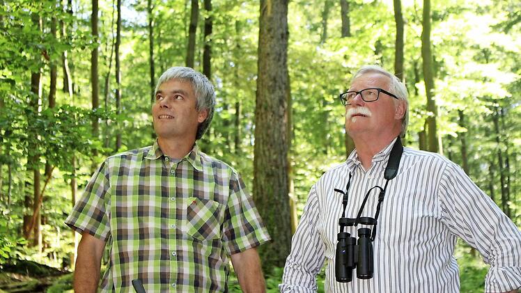 Joachim Urban (links) und Wolfram Zeller auf Schwarzstorchsuche Foto: Julia Raab