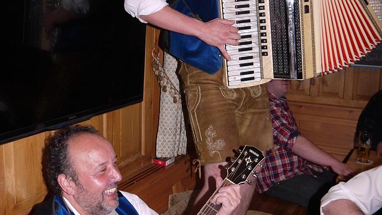 A echte Gaudi: das Wirtshaussingen in Ebersdorf bei Coburg. Foto: Berthold Köhler