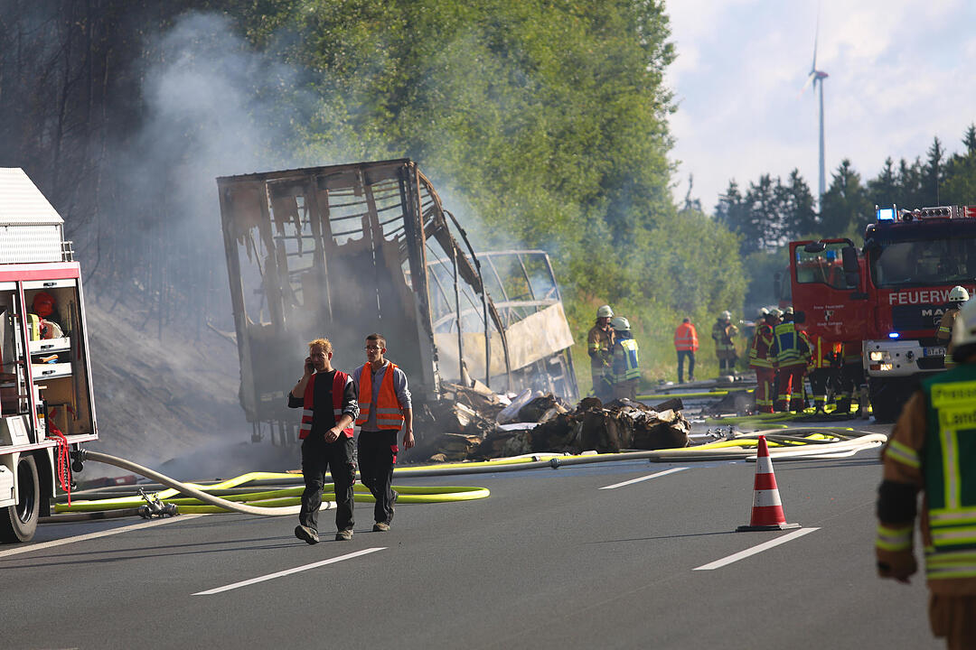 Brennender Reisebus auf A9 im Landkreis Hof - Autobahn komplett gesperrt