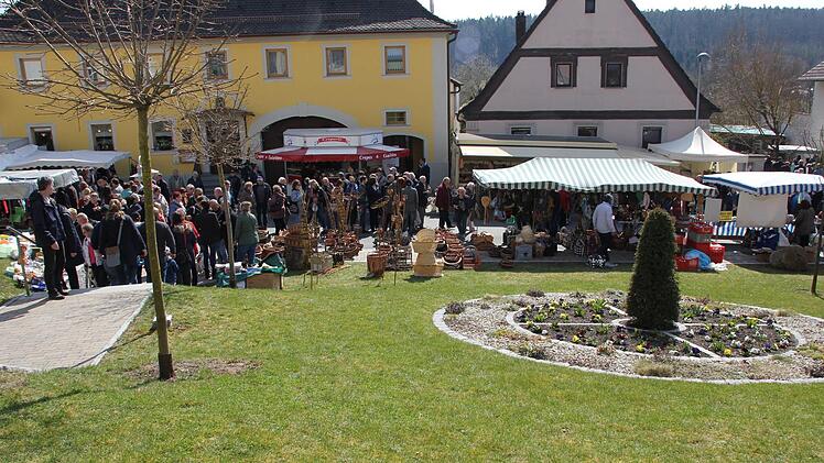 Viele Stände sind an der Kirche Sankt Sebastian und im Pfarrhof aufgebaut (im Bild das Kirchenvorfeld).