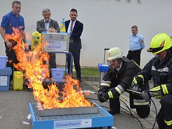 Peter Schneider (rechts) und Christian Reblitz zeigen den Schaumtrainer im Einsatz. Rainer Lutz