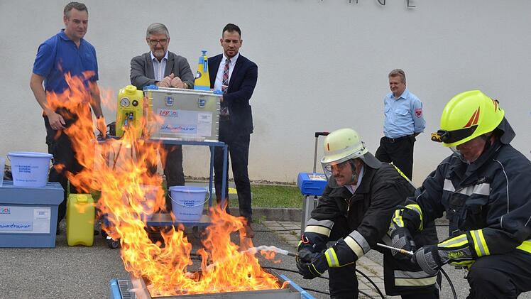Peter Schneider (rechts) und Christian Reblitz zeigen den Schaumtrainer im Einsatz. Rainer Lutz