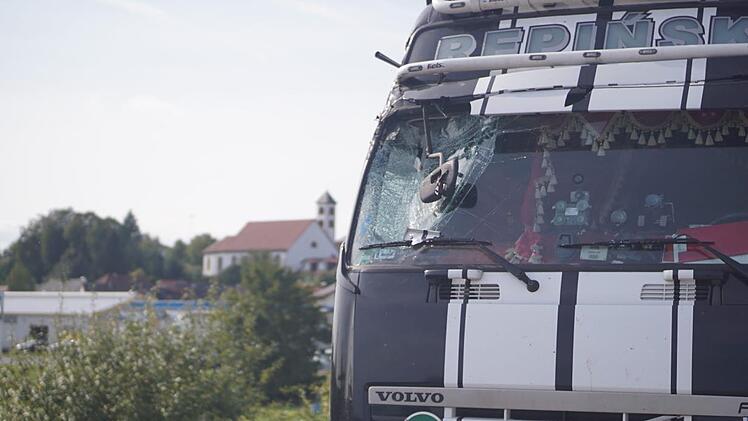 Der Unfallfahrer hat den Sattelzug schlie&szlig;lich nach der Flucht abgestellt. Die Polizei ist kurz darauf eingetroffen. Foto: Bastian S&uuml;nkel