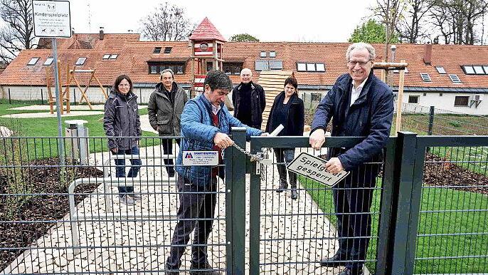 Projektleiter Daniel Abdel-Kadir von der technischen Gebäudewirtschaft und Bürgermeister German Hacker entfernten unter Aufsicht von Stefanie Schmid-Zienert, Bernd Kounovsky und Harald Jansen sowie Silke Stadter die Absperrkette.