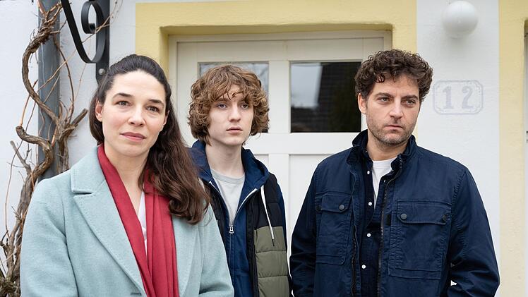 Eine schrecklich dysfunktionale Familie sind Sina (Judith Bohle), ihr Sohn Nils (Julius Gause, Mitte) sowie ihr Mann und Nils' Stiefvater Julian (Timur Isik).