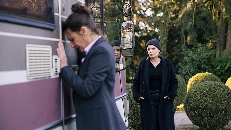 Liv Moormann (Jasna Fritzi Bauer, rechts) bietet Gabriele H&ouml;pken (Catrin Striebeck) die Unterst&uuml;tzung des Krisendienstes der Polizei an. Gerade hat Gabriele erfahren, dass ihre &auml;ltere Tochter ermordet wurde.