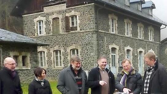 Projektreferent  Peter Schabe von der Deutschen Stiftung Denkmalschutz (rechts) war beeindruckt vom Bahnhof Nordhalben. Von links: Winfried G&ouml;tz von der Unteren Denkmalschutzbeh&ouml;rde, Architektin Dorothea Dietrich, Besitzer Reinhard K&ouml;chel, Vorsitzender Ralf Ellinger sowie Regionalmanager Willi Fehn.   Fotos: Gerd Fleischmann