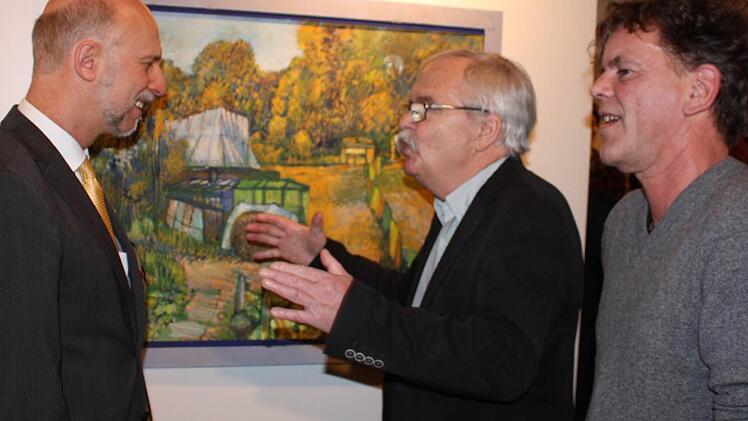 Rügen-Fans unter sich: Wolfgang Röhrle (Mitte) erklärt Oberbürgermeister Kay Blankenburg sein auf der Insel entstandenes Bild. Rechts Andreas Hartmann, sein ehemaliger Schüler. Foto: Bartl