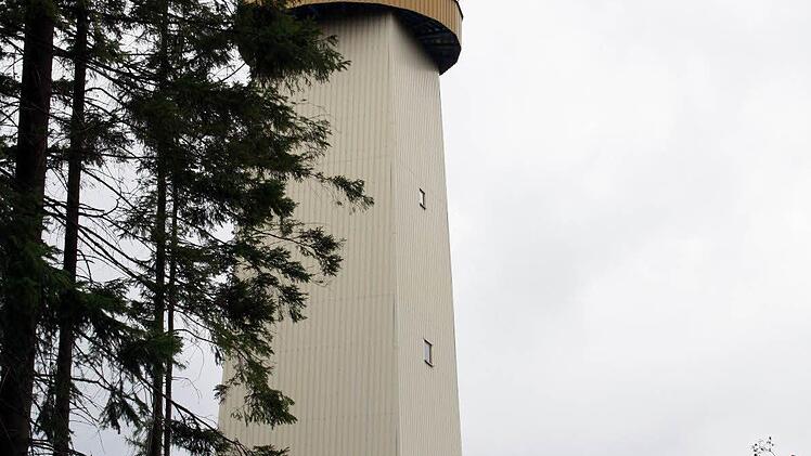 Der Festakt zum 50. Geburtstag fand unterhalb der 26,5 Meter hohen Thüringer Warte auf dem Ratzenberg bei Lauenstein statt. Dort zeigte sich das Geburtstagskind am Tag des offenen Denkmals mit Fahne geschmückt.