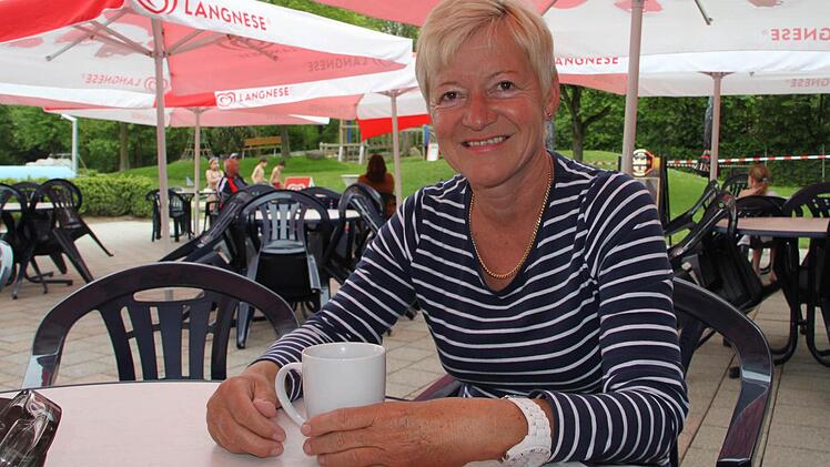 Anni Fischer nach dem Sport bei einer Tasse Kaffee Foto: Ramona Popp