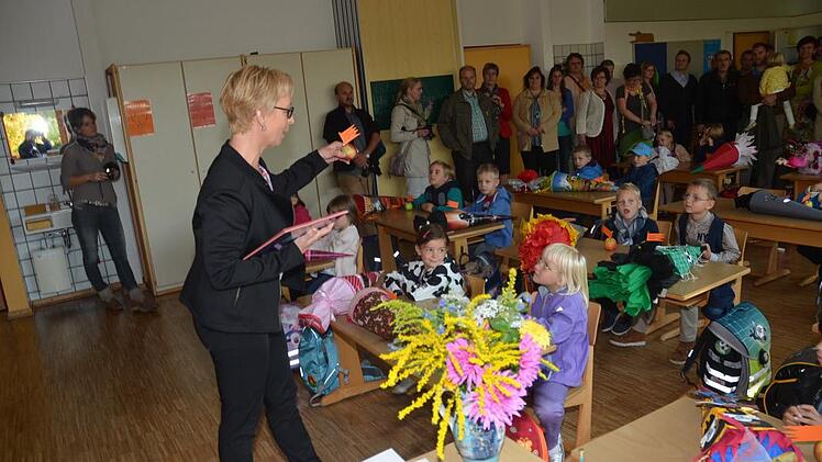 Auf den Plätzen befanden sich schon die Schultüten und die -taschen. Von der Schule gab es einen Apfel als Geschenk.