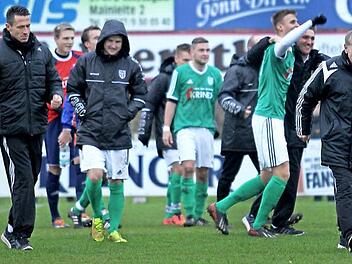 So sehen Sieger aus: Spielleiter Erich Barfuß (Zweiter von rechts), Chef-Trainer Bernd Eigner (links) sowie die Spieler und Betreuer des FC Sand haben allen Grund zum Jubel, denn die Mannschaft hat seit dem 20. September keinen Punkt mehr abgegeben.  Foto: Günther Geiling
