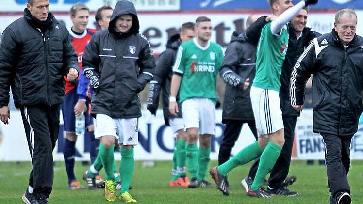 So sehen Sieger aus: Spielleiter Erich Barfuß (Zweiter von rechts), Chef-Trainer Bernd Eigner (links) sowie die Spieler und Betreuer des FC Sand haben allen Grund zum Jubel, denn die Mannschaft hat seit dem 20. September keinen Punkt mehr abgegeben.  Foto: Günther Geiling