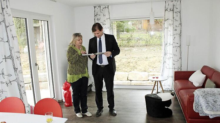 Monika Harbrecht erläutert Landrat Hermann Ulm Details.  Foto: fra-press