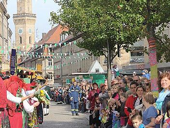 Am "Bauernsonntag" bahnt sich der Erntedankfestzug in einer prächtigen Kolonne aus Festwagen seinen Weg durch die Fürther Innenstadt. Kapellen und Spielmannszüge gehören zum krönenden Höhepunkt der Kirchweihfeierlichkeiten dazu.  Foto: Mittelsdorf/ Stadt Fürth
