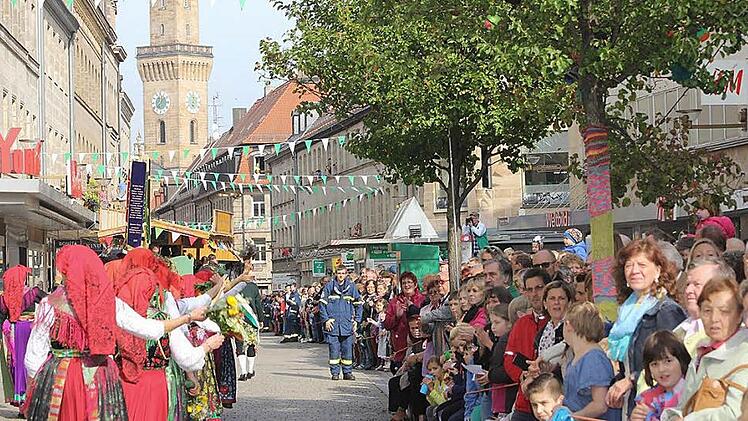 Am "Bauernsonntag" bahnt sich der Erntedankfestzug in einer prächtigen Kolonne aus Festwagen seinen Weg durch die Fürther Innenstadt. Kapellen und Spielmannszüge gehören zum krönenden Höhepunkt der Kirchweihfeierlichkeiten dazu.  Foto: Mittelsdorf/ Stadt Fürth