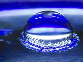 Tropfen für Tropfen, Liter für Liter: Die Gewinnungsanlagen der kommunalen Versorger füllen sich wieder mit Wasser. Unser Symbolbild zeigt einen einzelnen Tropfen.  Foto: Jens Büttner/dpa