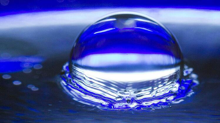Tropfen für Tropfen, Liter für Liter: Die Gewinnungsanlagen der kommunalen Versorger füllen sich wieder mit Wasser. Unser Symbolbild zeigt einen einzelnen Tropfen.  Foto: Jens Büttner/dpa