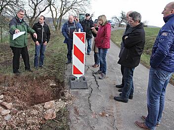 Handlungsbedarf ist am Feldweg bei Recheldorf gegeben, wie Bürgermeister Helmut Dietz (links) erläuterte und wie auch die Risse auf dem Weg zeigen. Foto: Helmut Will