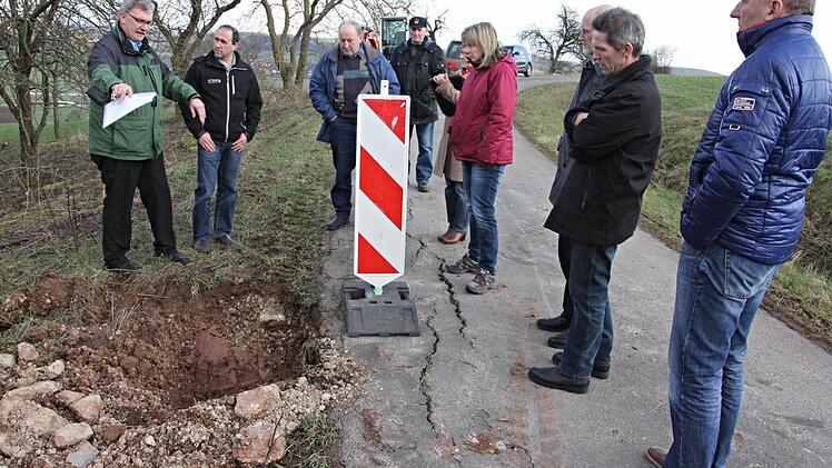 Handlungsbedarf ist am Feldweg bei Recheldorf gegeben, wie Bürgermeister Helmut Dietz (links) erläuterte und wie auch die Risse auf dem Weg zeigen. Foto: Helmut Will