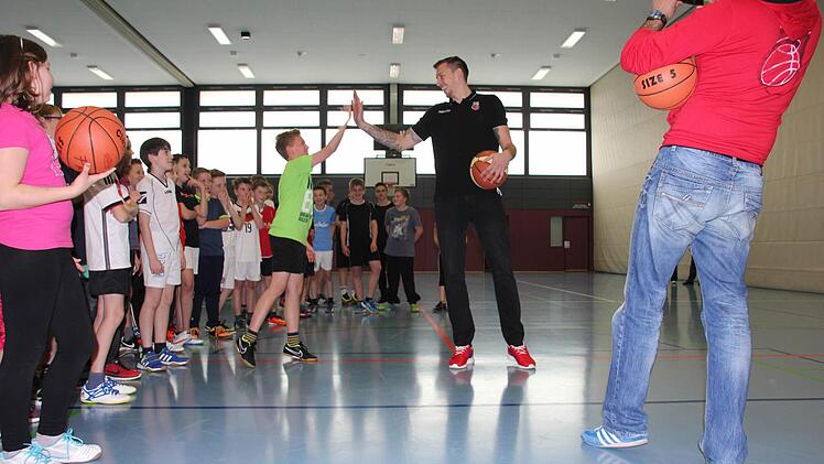 Kompliment für den hartnäckigsten Kontrahenten: Daniel Theis klatscht Fin Ötinger ab.