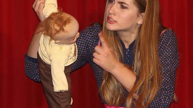 Eine starke Leistung bot Vanessa Hübner in ihrer Hauptrolle als "Alice", hier mit dem Baby, bei dem es sich dann um ein Schweinchen handelte. Fotos: Günther Geiling