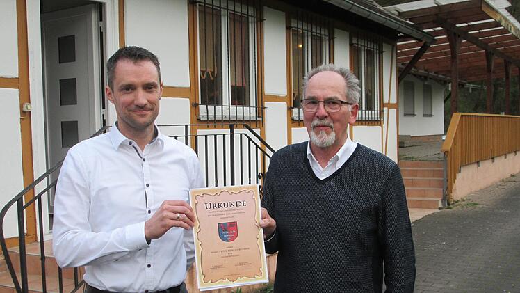 Mit dankenden Worten übergab Vorsitzender Martin Rügemer (links) die Ernennungsurkunde zum Ehrenmitglied an Hans-Peter Hergenröther.  Foto: Winfried Ehling
