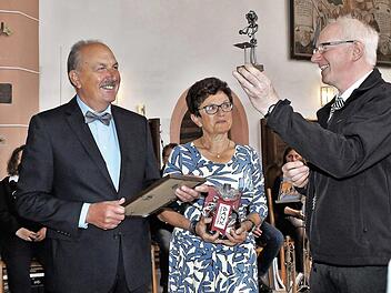 Einen echten "Blech”-Bläser zur Erinnerung für den scheidenden Chorleiter: Wilhelm Schmidt mit Frau Irene und Rudi Schmidt (von links) Foto: Evi Seeger