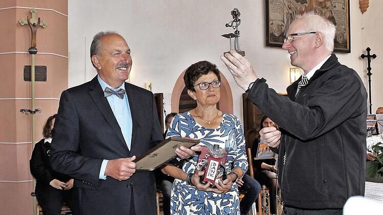 Einen echten "Blech”-Bläser zur Erinnerung für den scheidenden Chorleiter: Wilhelm Schmidt mit Frau Irene und Rudi Schmidt (von links) Foto: Evi Seeger