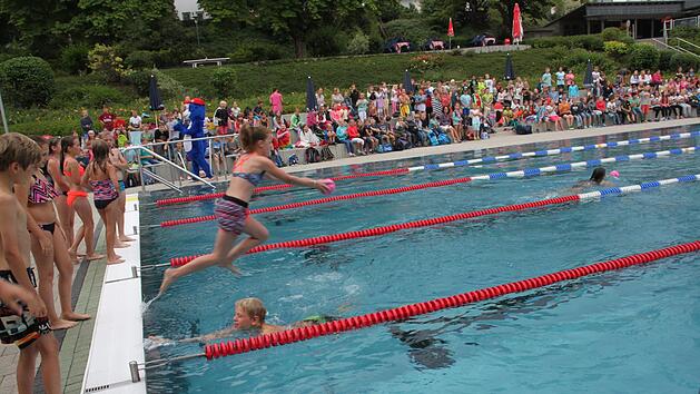 Zum Abschluss des DLRG-Pilotprojekts "Sicheres Schwimmen", an dem 437 Kinder teilgenommen hatten, ma&szlig;en sich die Sch&uuml;ler der Grundschulen aus Alten- und Burgkunstadt sowie Weismain im Freibad Burgkunstadt in einer 8x25-Meter-Staffel.  Foto: Stephan St&ouml;ckel