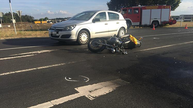 In der Folge eines schweren Verkehrsunfalls zwischen Veitsh&ouml;chheim und Gadheim im Kreis W&uuml;rzburg ist ein Motorradfahrer am Freitagnachmittag schwer verletzt worden. Foto: NEWS5/Desk