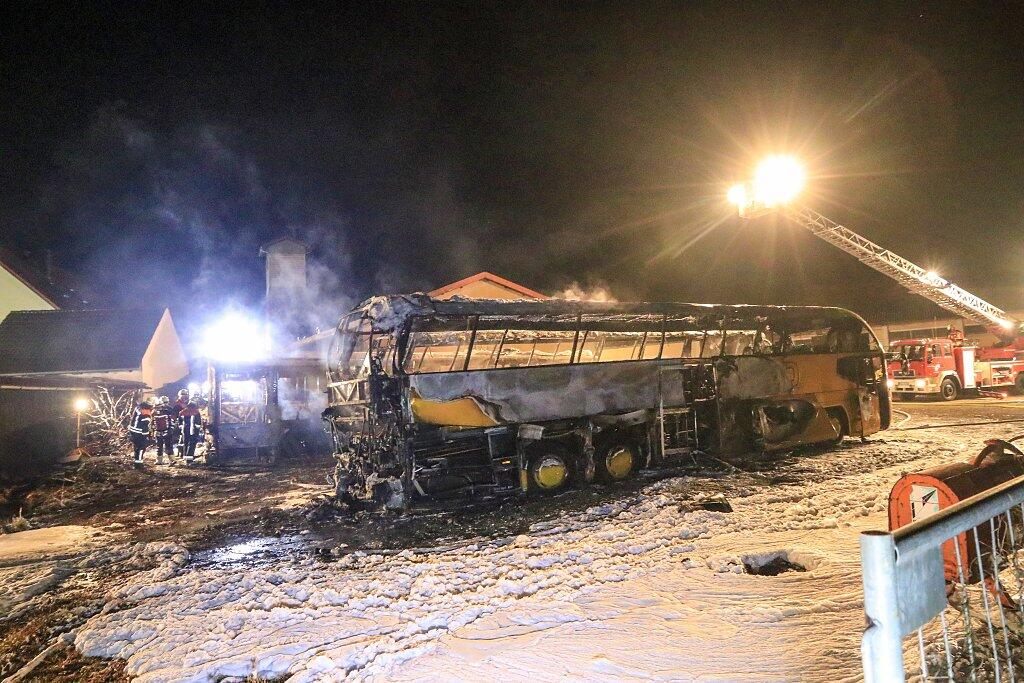 Großbrand bei Busunternehmen in Oberfranken