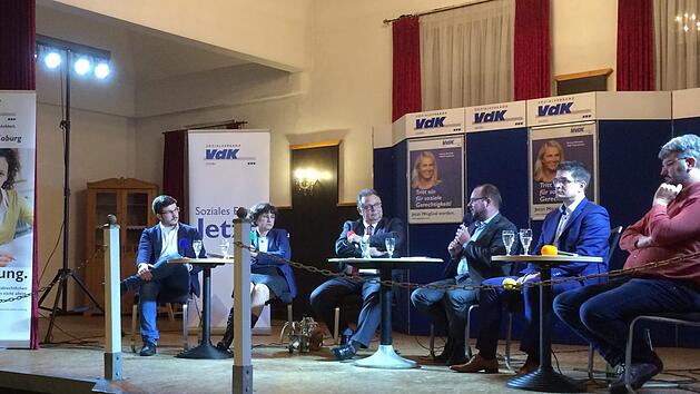 Im voll besetzten Saal des Gasthofs Sauerteig in R&ouml;dental diskutierte Tim Pechauf (links) mit Dagmar Escher, Martin Stingl, Sebastian Straubel, Christian Gunsenheimer und Martin Truckenbrodt (von links).Foto: Oliver Schmidt
