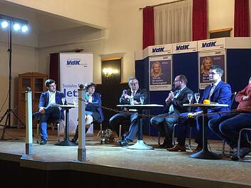 Im voll besetzten Saal des Gasthofs Sauerteig in Rödental diskutierte Tim Pechauf (links) mit Dagmar Escher, Martin Stingl, Sebastian Straubel, Christian Gunsenheimer und Martin Truckenbrodt (von links).Foto: Oliver Schmidt