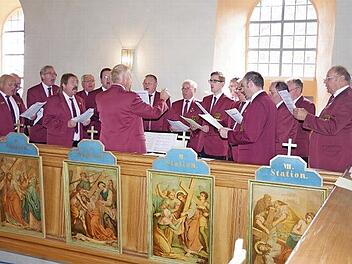 Der Liederkranz Haig unter Leitung von Thomas Detsch bei einem Auftritt. Foto: Schülein