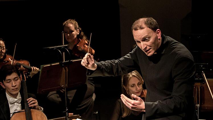 Als GMD-Kandidat dirigierte Moritz Gnann ein anspruchsvolles Programm im Landestheater. Umjubelter Solist im Violinkonzert von Igor Strawinsky war Coburgs Konzertmeister Martin Emmerich.Foto_Jochen Berger