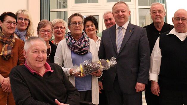 Einige der neuen Ehrenamtskarteninhabermit Petra Limpert (Mitte) und Landrat Thomas Bold.  Foto: Moritz H&uuml;fner