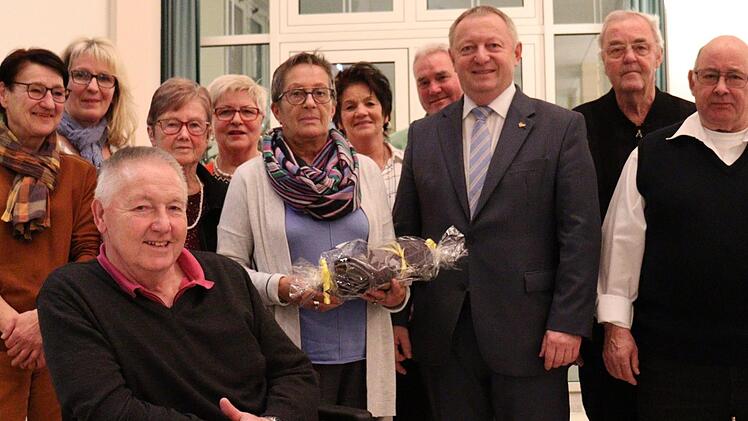 Einige der neuen Ehrenamtskarteninhabermit Petra Limpert (Mitte) und Landrat Thomas Bold.  Foto: Moritz Hüfner