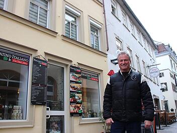 Thomas Fries vor dem denkmalgeschützten Anwesen in der Weingasse 8 mit einem italienischen sowie seinem eigenen Restaurant. B. Borst