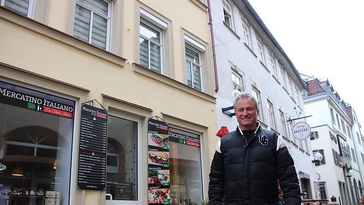 Thomas Fries vor dem denkmalgeschützten Anwesen in der Weingasse 8 mit einem italienischen sowie seinem eigenen Restaurant. B. Borst