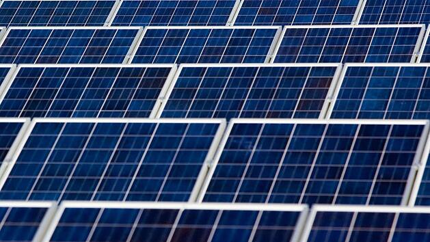 Mehr Photovoltaik und den Ausbau der Windkraft empfahl die Energieberatung dem N&uuml;dlinger Gemeinderat. Foto: Symbolbild Patrick Pleul/dpa