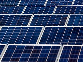 Mehr Photovoltaik und den Ausbau der Windkraft empfahl die Energieberatung dem Nüdlinger Gemeinderat. Foto: Symbolbild Patrick Pleul/dpa