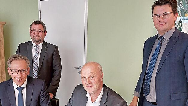Sie freuen sich über das Tauschgeschäft (v. l.): Landrat Alexander Tritthart, Geschäftsleiter Marcus Schlemmer, Bürgermeister Gerald Brehm und Kämmerer Markus Vogel.