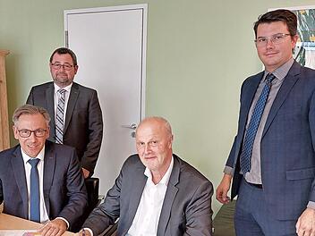 Sie freuen sich &uuml;ber das Tauschgesch&auml;ft (v.&nbsp;l.): Landrat Alexander Tritthart, Gesch&auml;ftsleiter Marcus Schlemmer, B&uuml;rgermeister Gerald Brehm und K&auml;mmerer Markus Vogel.