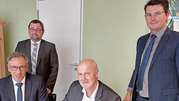 Sie freuen sich über das Tauschgeschäft (v. l.): Landrat Alexander Tritthart, Geschäftsleiter Marcus Schlemmer, Bürgermeister Gerald Brehm und Kämmerer Markus Vogel.