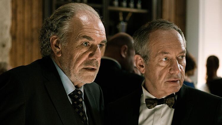 Staranwalt Reto Zanger (Robert Hunger‐B&uuml;hler, rechts), Borcherts alter Freund, steckt Borchert (Christian Kohlund) Insider-Wissen.