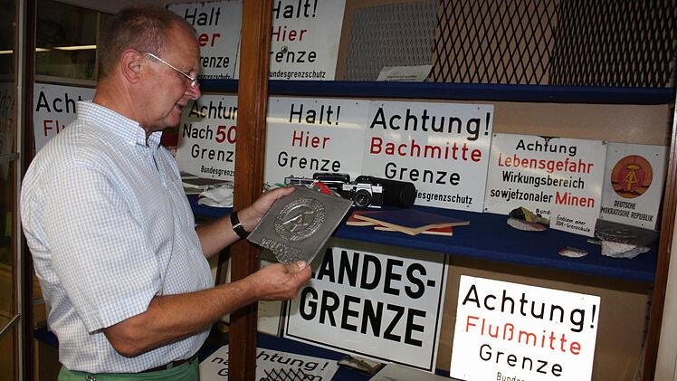 An die Ex-DDR-Grenze erinnern  Schilder in einem  "Museum" im  Standort. Links Erster Hauptkommissar a. D. Manto zu Castell-Rüdenhausen.