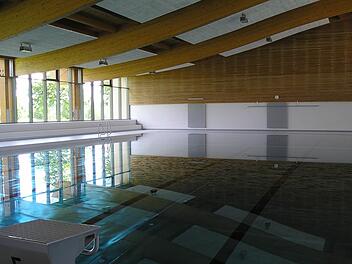 Noch ist nicht definitiv bekannt, warum das Becken des Schulhallenbades "Die Welle" Wasser verliert. Bis Mai wird der Zweckverband dennoch den Schwimmbetrieb aufrecht erhalten, bis dahin wird ein Gutachten aufzeigen, welche Reparaturen nötig sind. Foto: Sabine Weinbeer