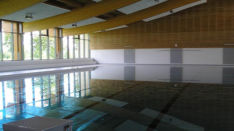 Noch ist nicht definitiv bekannt, warum das Becken des Schulhallenbades "Die Welle" Wasser verliert. Bis Mai wird der Zweckverband dennoch den Schwimmbetrieb aufrecht erhalten, bis dahin wird ein Gutachten aufzeigen, welche Reparaturen nötig sind. Foto: Sabine Weinbeer